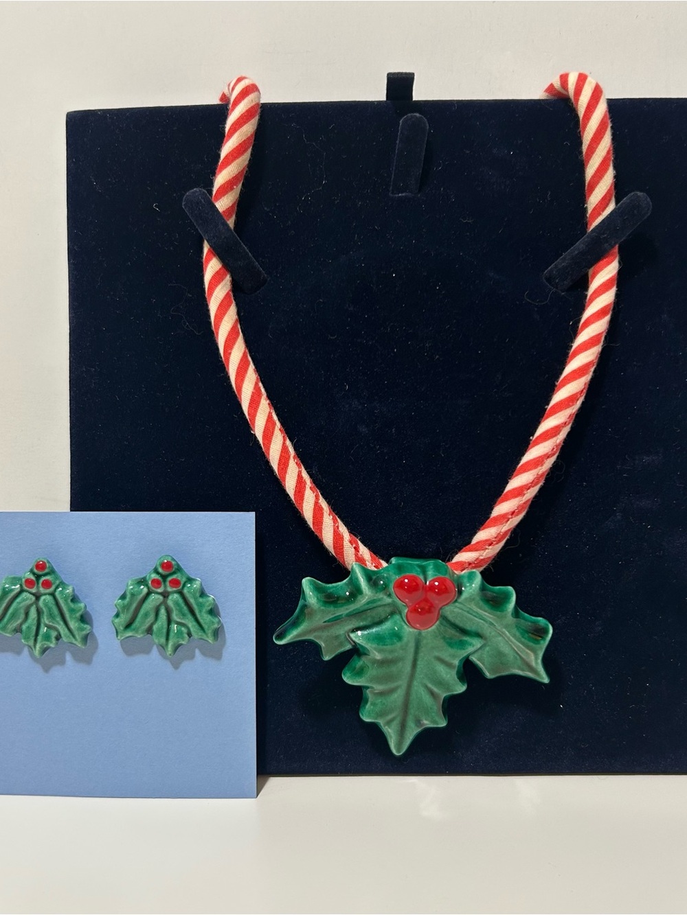Flying Colors Ceramic Hand Painted Rope Necklace Earrings Set Christmas Holly